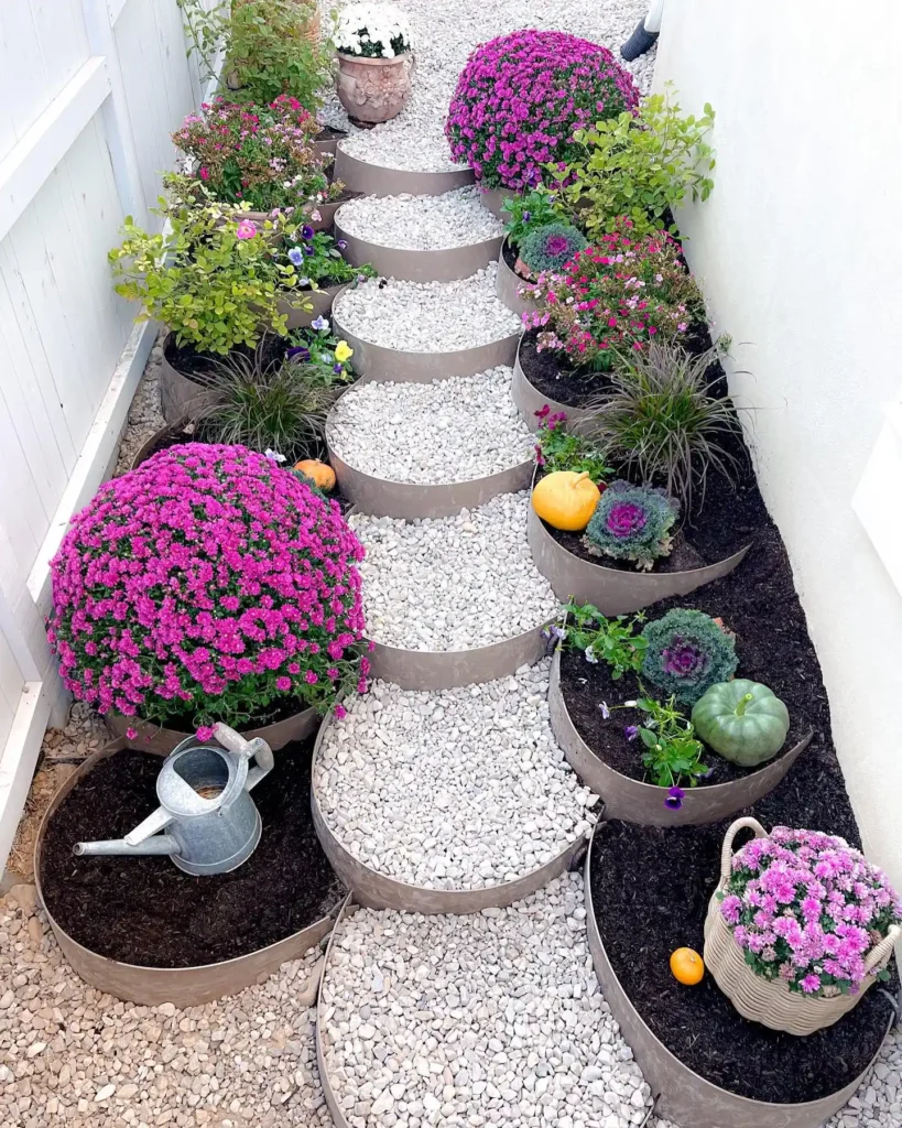 Compact Curved Planters for Narrow Slopes